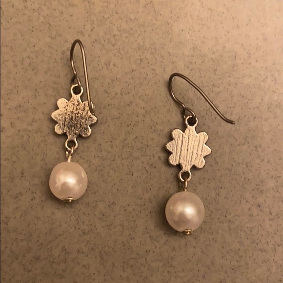 (CLOSET CLOSING FINAL SALE) Cute Pink Flower Pearl Dangle Earrings - Picture 4 of 4